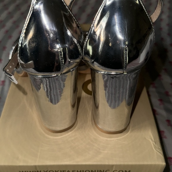 Silver Heels - Picture 3 of 4